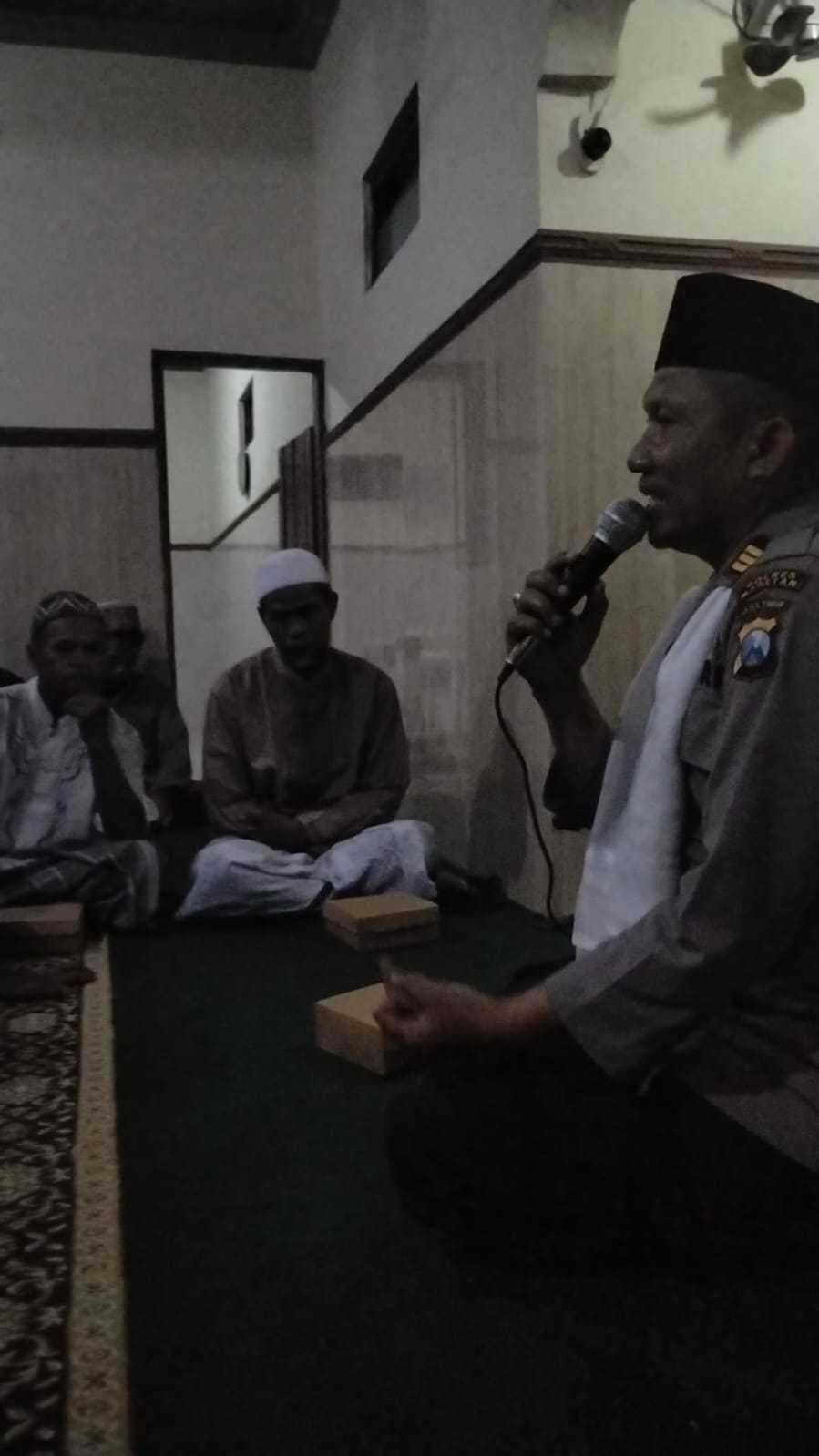 Kapolsek Karas polres Magetan Jatim silaturahmi di mushola desa geplak menghimbau jangan main petasan / mercon bahaya, balap liar, jauhi miras, judi dan togel, menjelang menyambut Bulan Suci Ramadhan