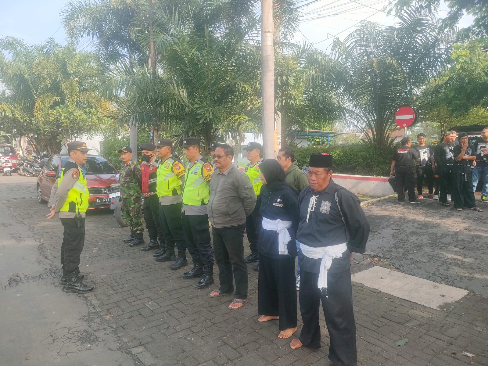 Kapolsek Parang AKP Sukarno, S.H. memimpin langsung anggota Polsek Parang dalam pelaksanaan pelayanan masyarakat berupa pengamanan dan pengawalan kegiatan pendadaran siswa PSHT P-16 Ranting Parang. Kegiatan tersebut dilanjutkan dengan ziarah ke makam leluhur Eyang Bandini di Ringin Agung, Kecamatan Magetan.