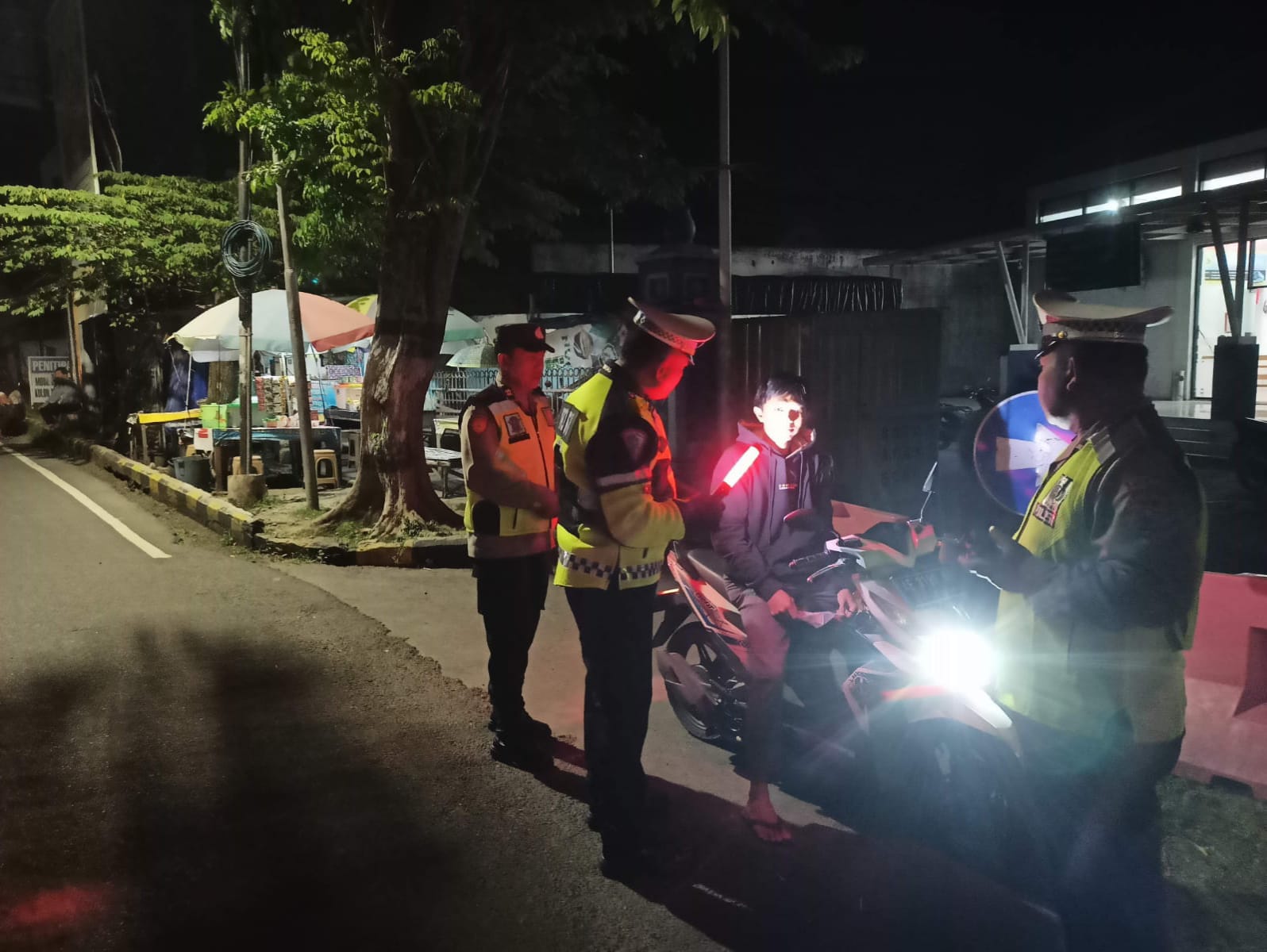 Pawas Bersama Anggota Polsek Maospati dan Pos 12.0 Gelar Patroli Blue Light