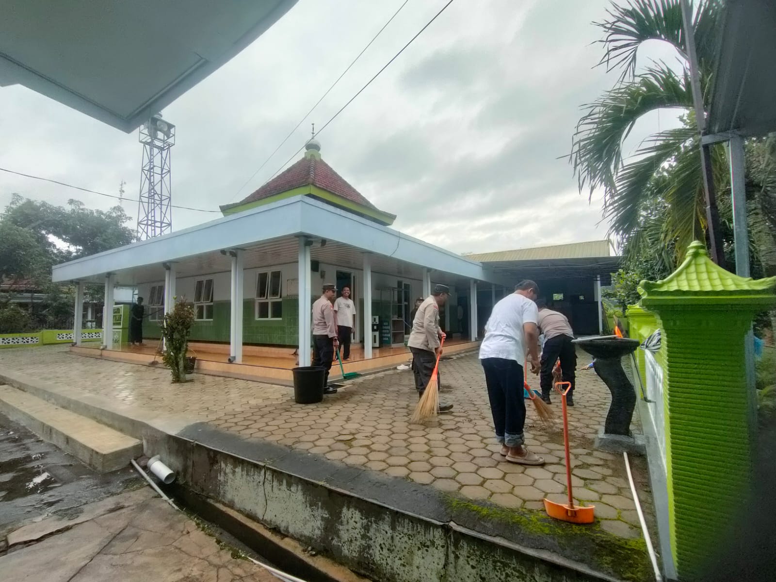 Polsek Parang Polres Magetan Polda Jawa Timur Melaksanakan Korve Jaga Kebersihan Tempat Ibadah