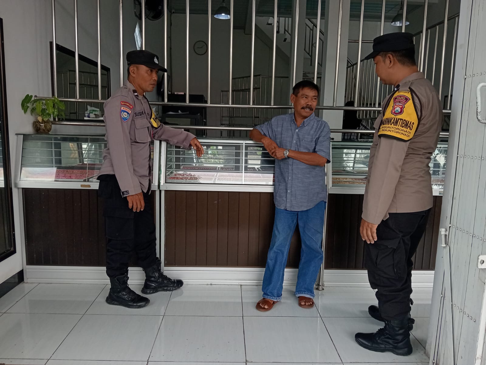 Polsek Nguntoronadi Laksanakan Patroli Kewilayahan Antisipasi Gangguan Kamtibmas di Objek Vital dan Pertokoan Emas