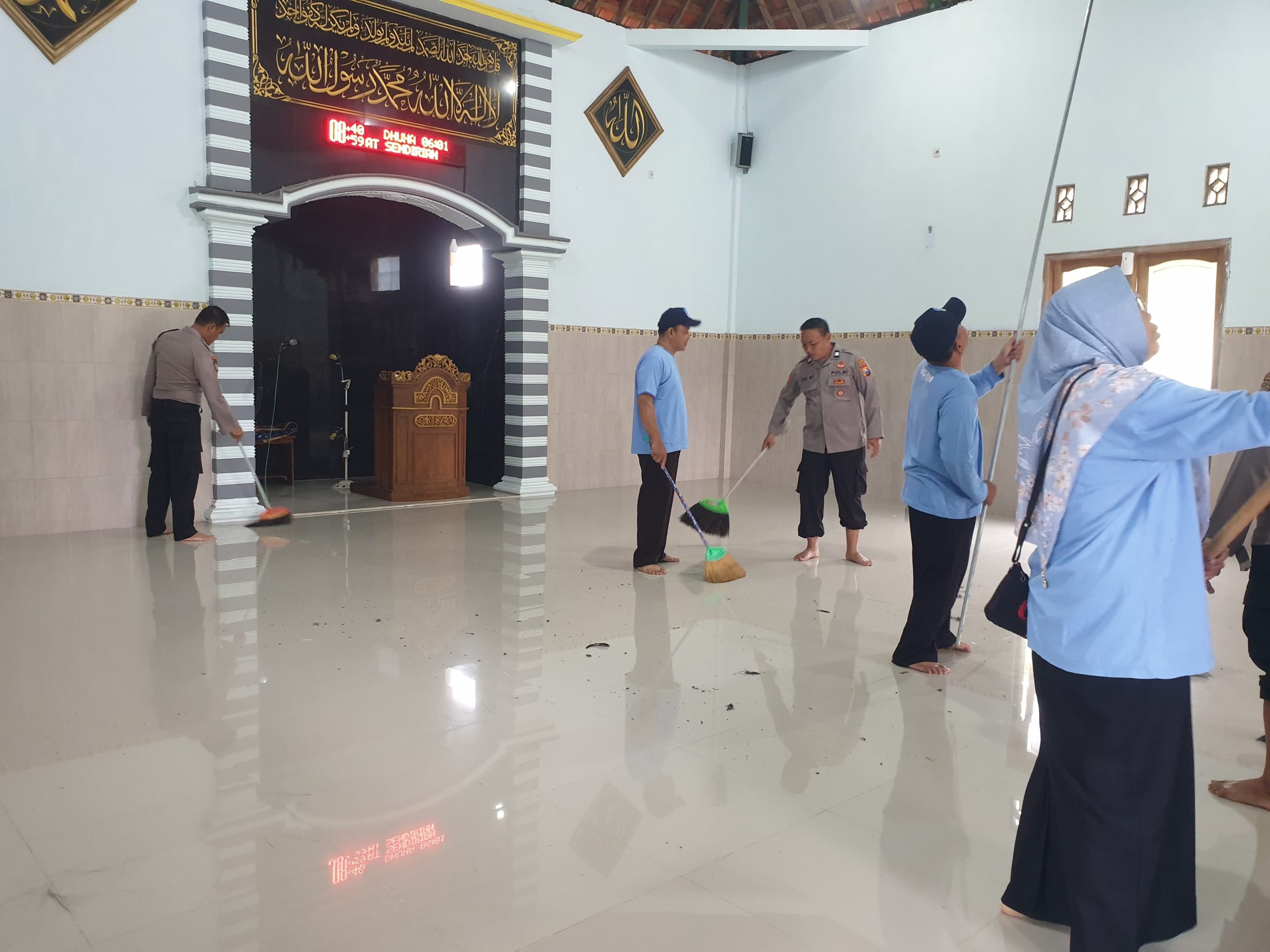 Polsek-Lembeyan-kolaborasi-KUA Lembeyan-bersihkan-Masjid-menyambut-dalam-rangka-Gerakan-Indonesia-Asri