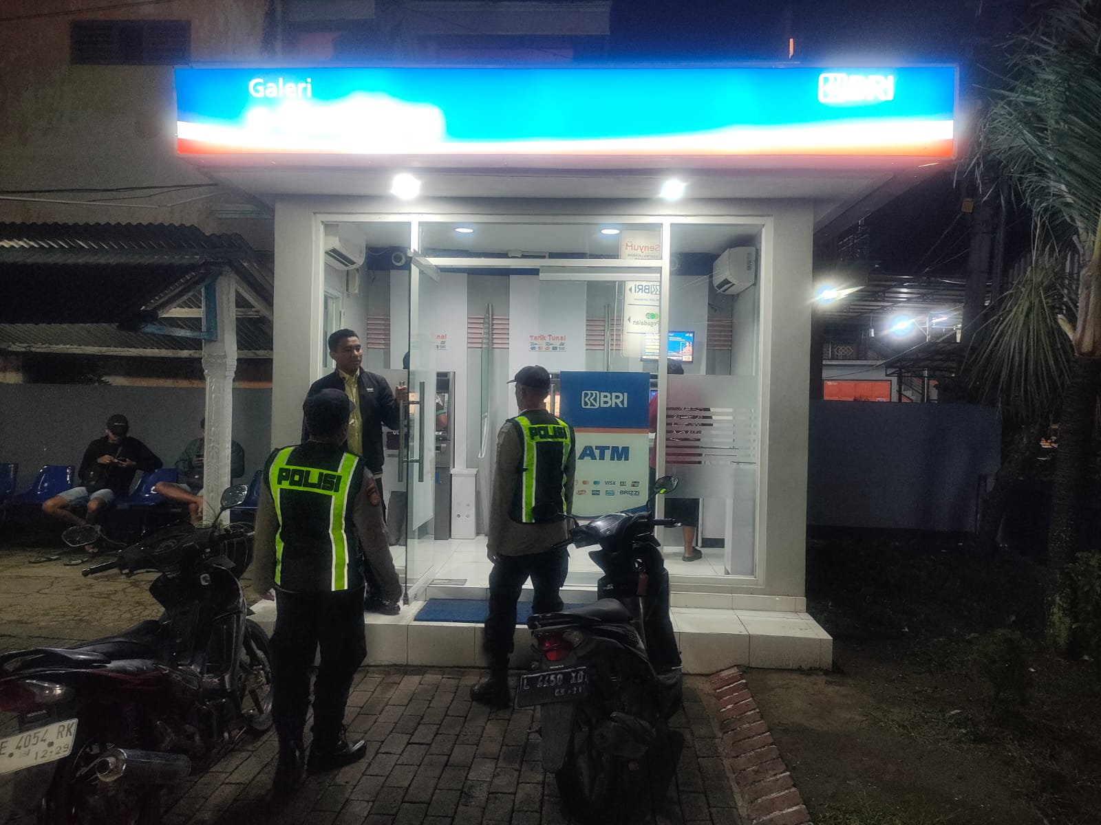 Polsek-Lembeyan-laksanakan patroli-kewilayahan-di-Bank-BRI