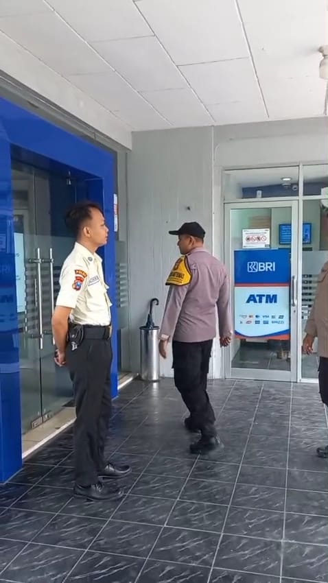 Patroli Obvit Perbankan, Polsek Nguntoronadi Intensifkan Pengamanan di BRI Unit Kenongomulyo