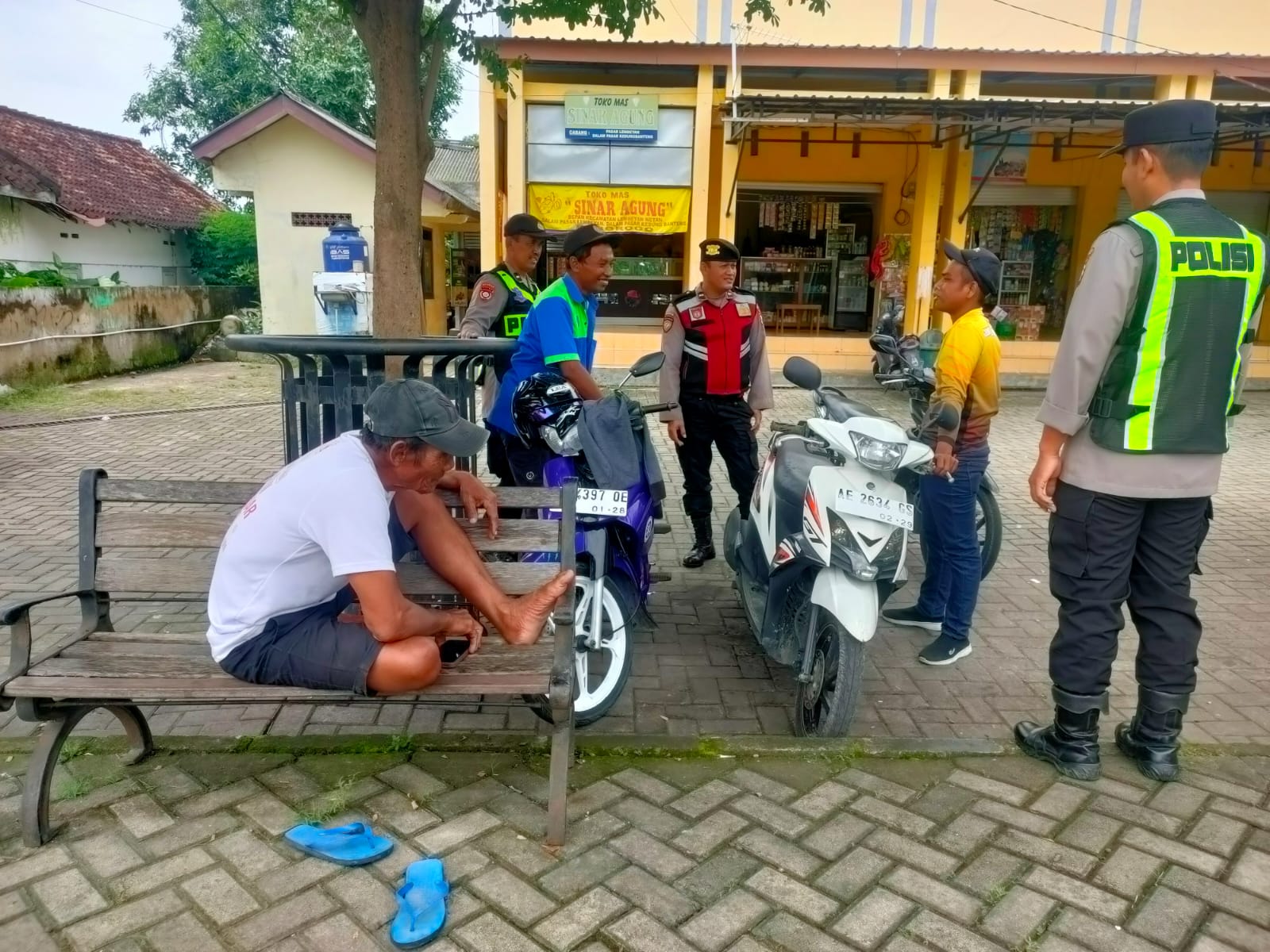Polsek-Lembeyan-laksanakan patroli-dialogis-dengan-Juru-Parkir-Pasar-Lembeyan