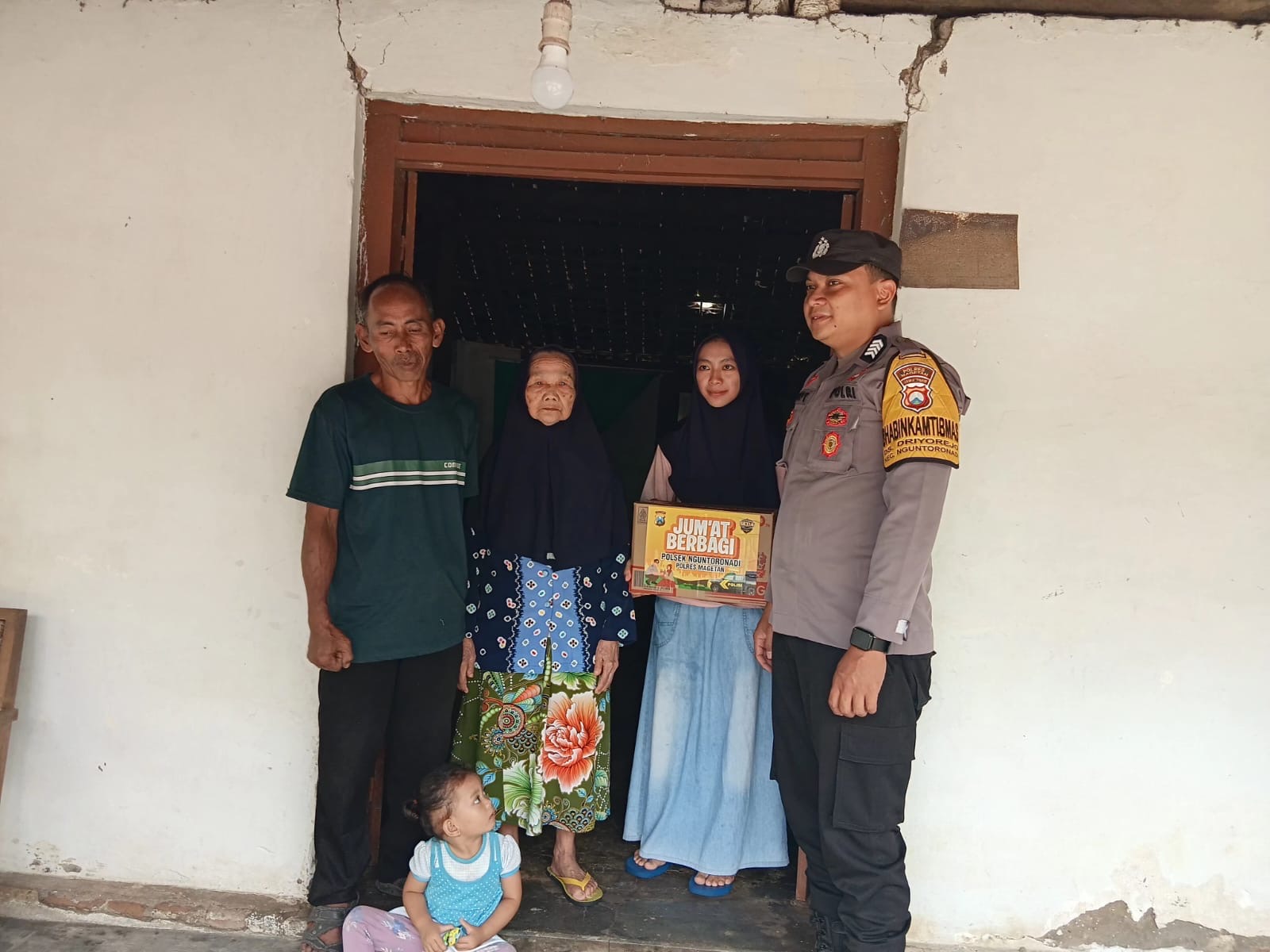Polsek Nguntoronadi Gelar Jum’at Berbagi di Desa Driyorejo, Wujud Kepedulian kepada Sesama