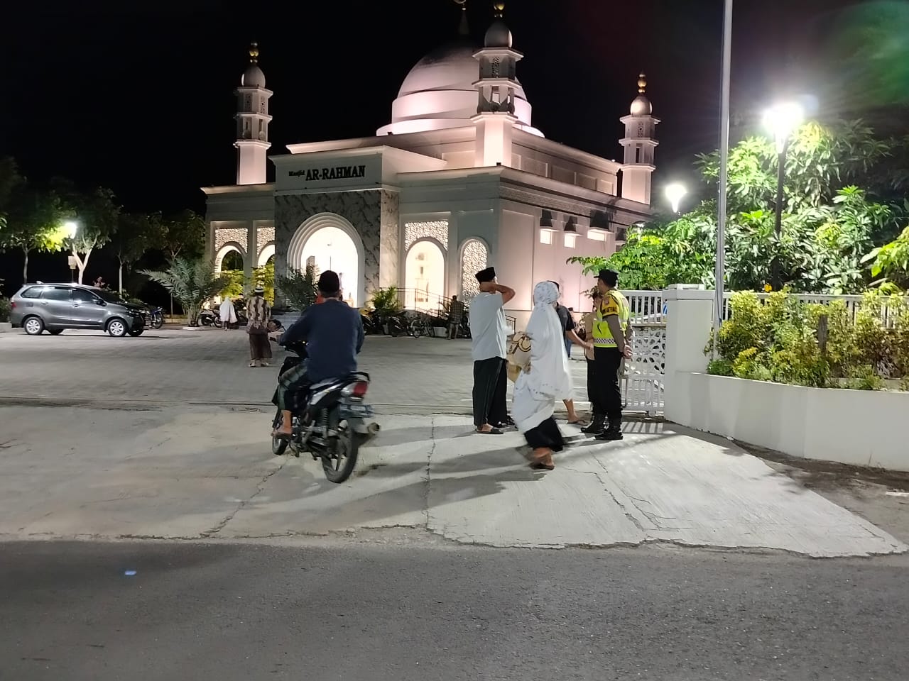 Polsek Kartoharjo Laksanakan Patroli Pengamanan dan Pamturlalin Sholat Isya’ serta Tarawih di Masjid Arahman Bayemtaman