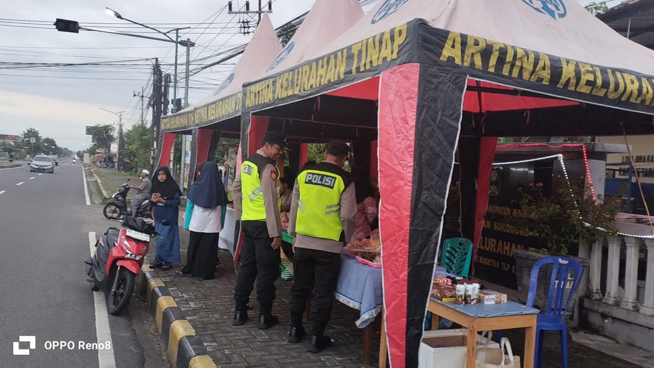 Dalam upaya meningkatkan situasi kamtibmas yang aman dan kondusif di wilayah hukum Polsek Sukomoro Polres Magetan, anggota Polsek Sukomoro melaksanakan patroli dialogis menjelang waktu berbuka puasa dengan sasaran pujasera di Kelurahan Tinap