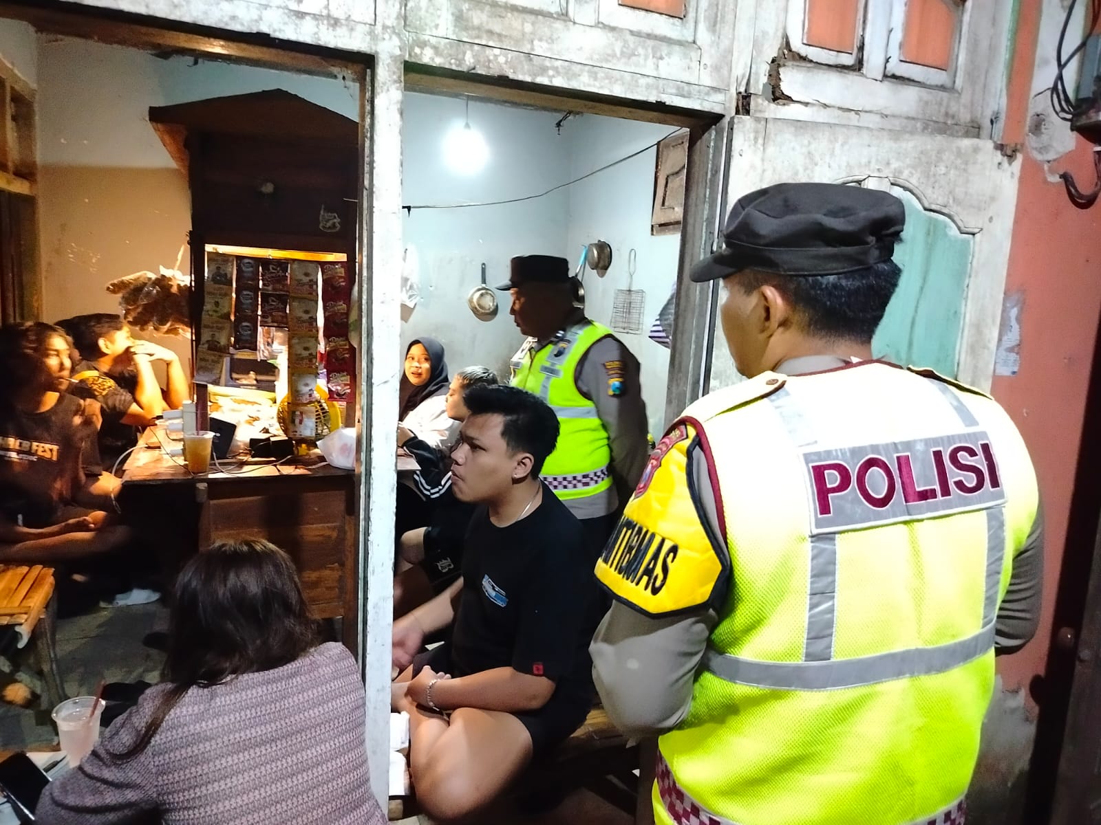 Patroli Dialogis di Angkringan Bayemtaman, Polsek Kartoharjo Sampaikan Imbauan Kamtibmas dan Bahaya Miras