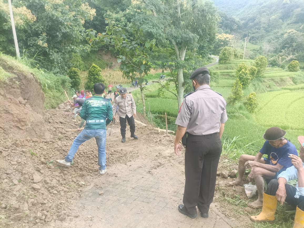Kanit Samapta Polsek Parang Polres Magetan Pimpin Kerja Bakti Penanganan Tanah Longsor di Desa Ngunut