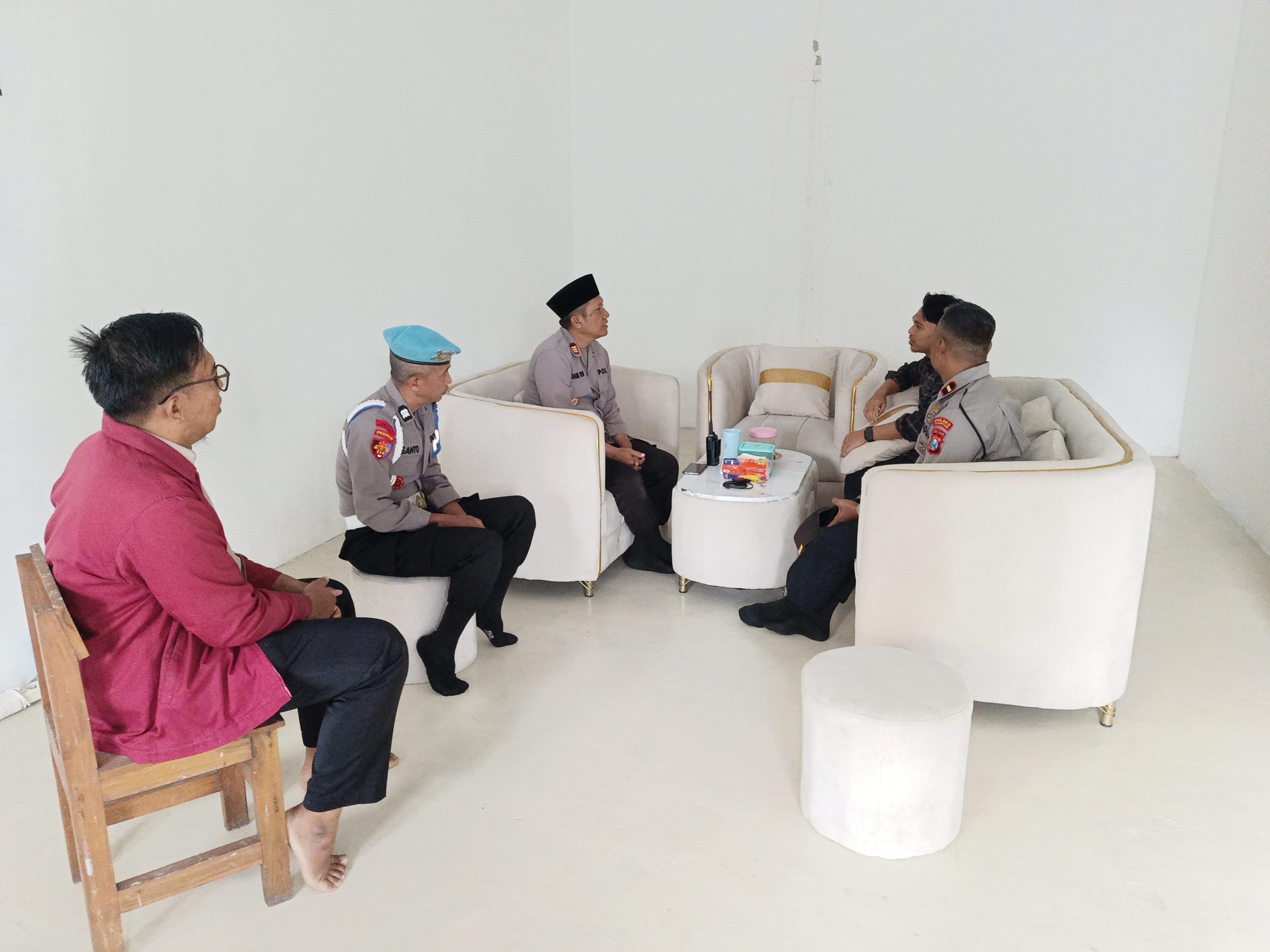 Kapolsek Karas polres Magetan bersama anggota koordinasi dengan ketua / pengurus MBG di Desa Ginuk kec Karas kab Magetan, tentang harkamtibmas
