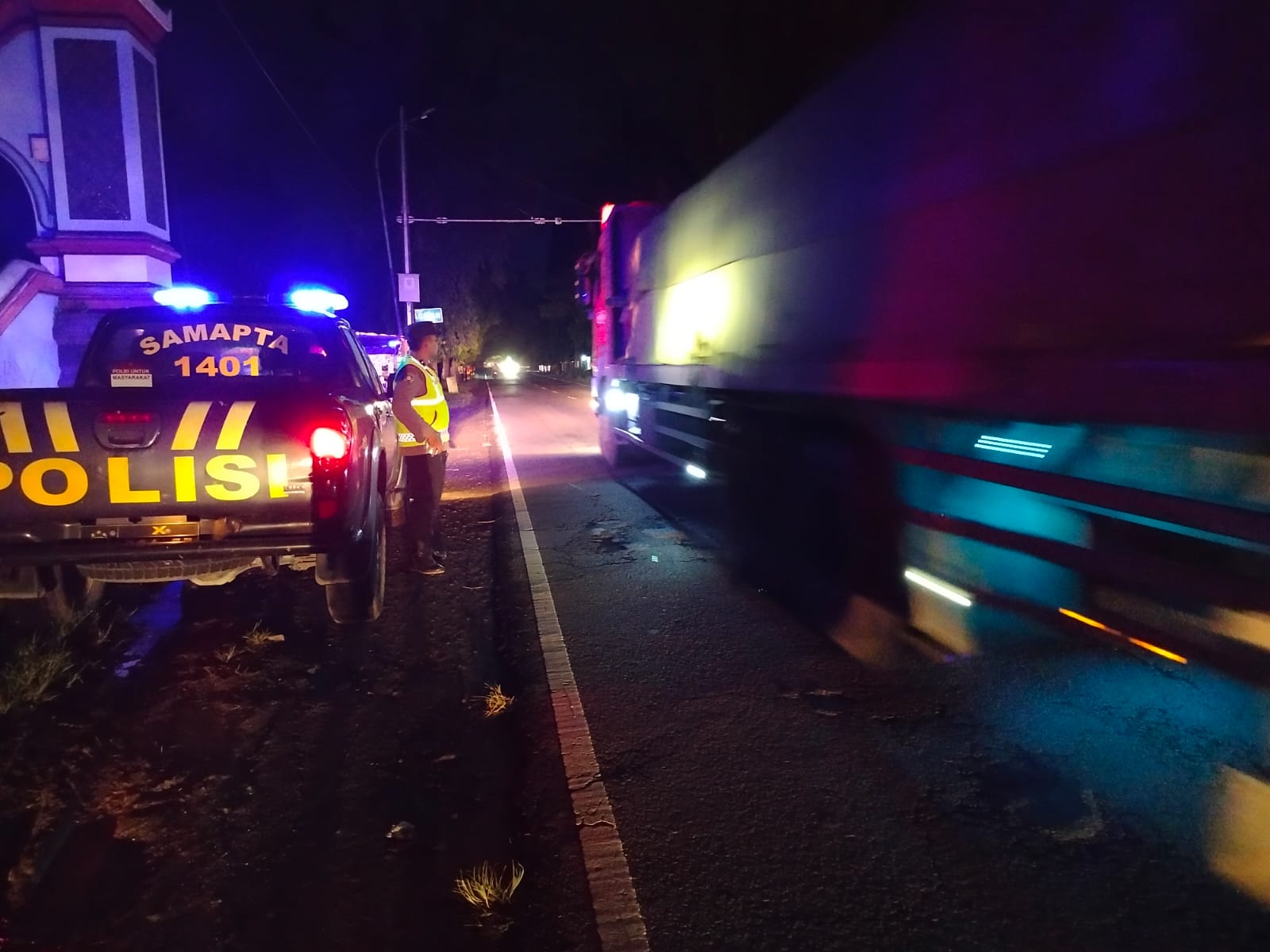 Patroli Dialogis di pinggir Jalan Raya Bayemtaman, Polsek Kartoharjo Imbau Warga Tertib Berlalu Lintas