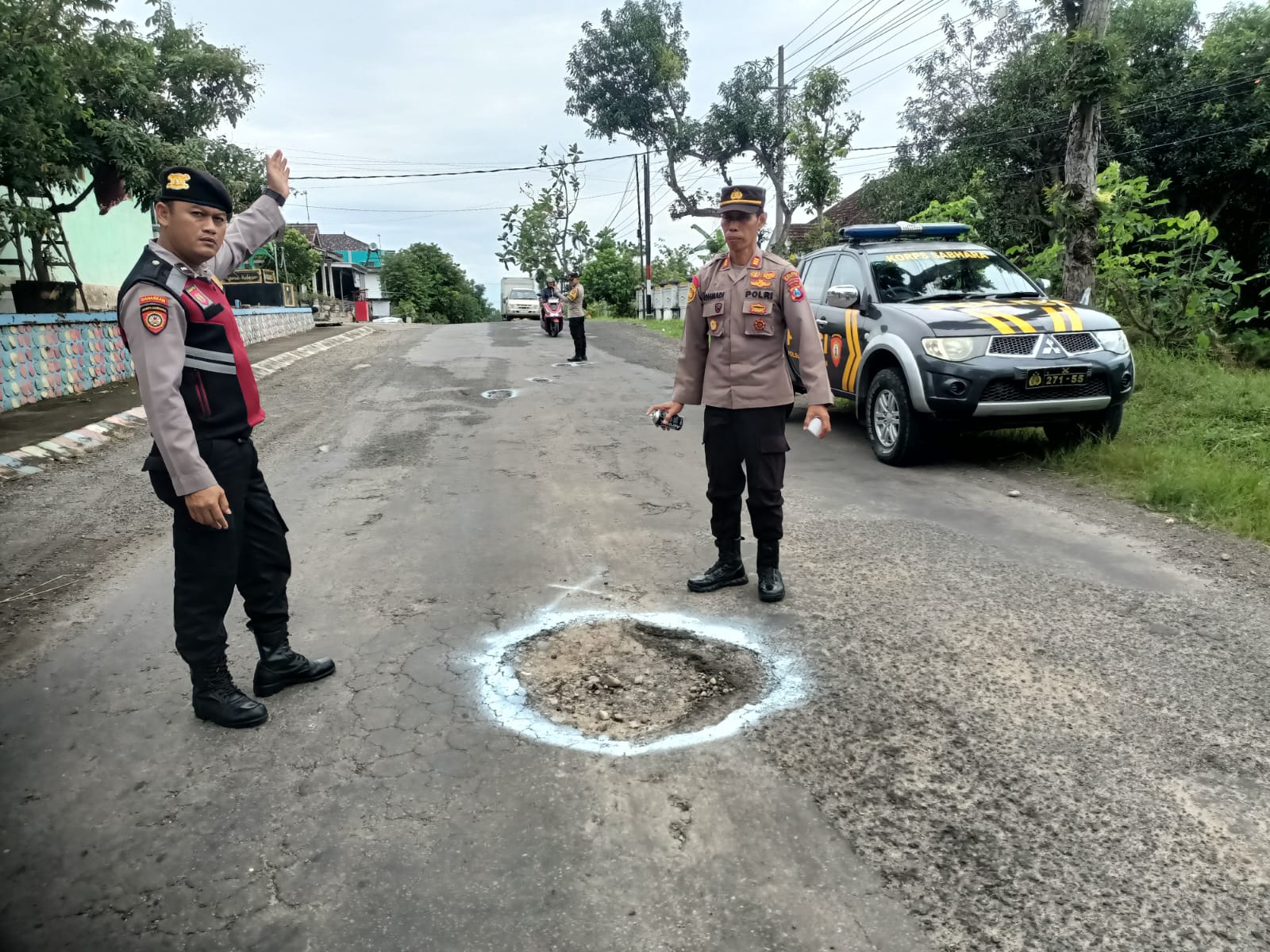 Kapolsek-Lembeyan-bersama-Anggota-laksanakan-patroli-dan-menandai-jalan-berlubang