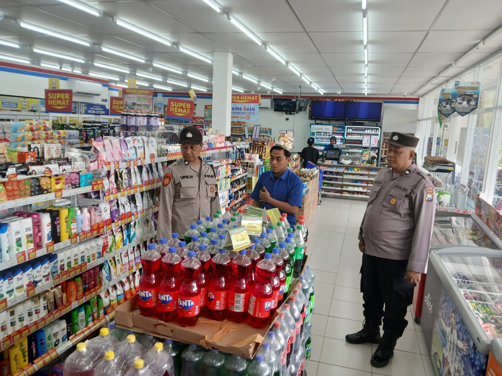 Patroli Ramadhan, Polsek Nguntoronadi Sambangi Indomaret Purworejo untuk Jaga Kamtibmas Tetap Kondusif