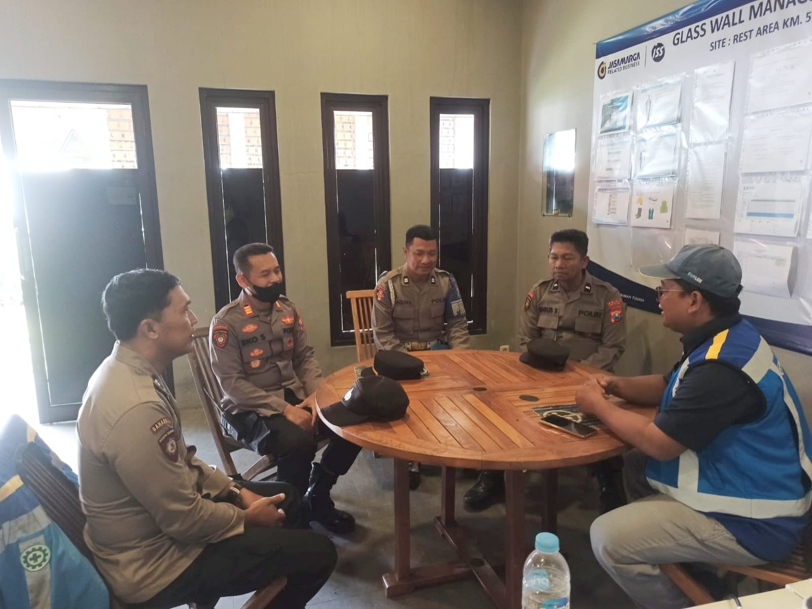 Kapolsek Kartoharjo Silaturahmi Kamtibmas ke Pengelola Rest Area Tol KM 597 Sukowidi