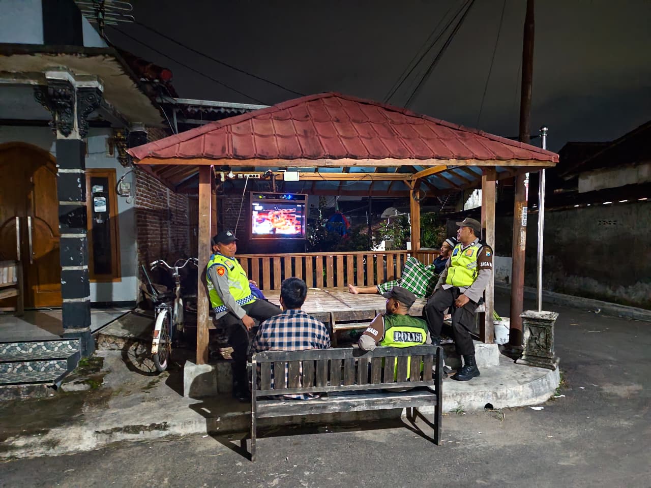 Guna Ciptakan kamtibmas aman dan kondusif, anggota Polsek Barat sambang dan patroli dialogis di Poskamling