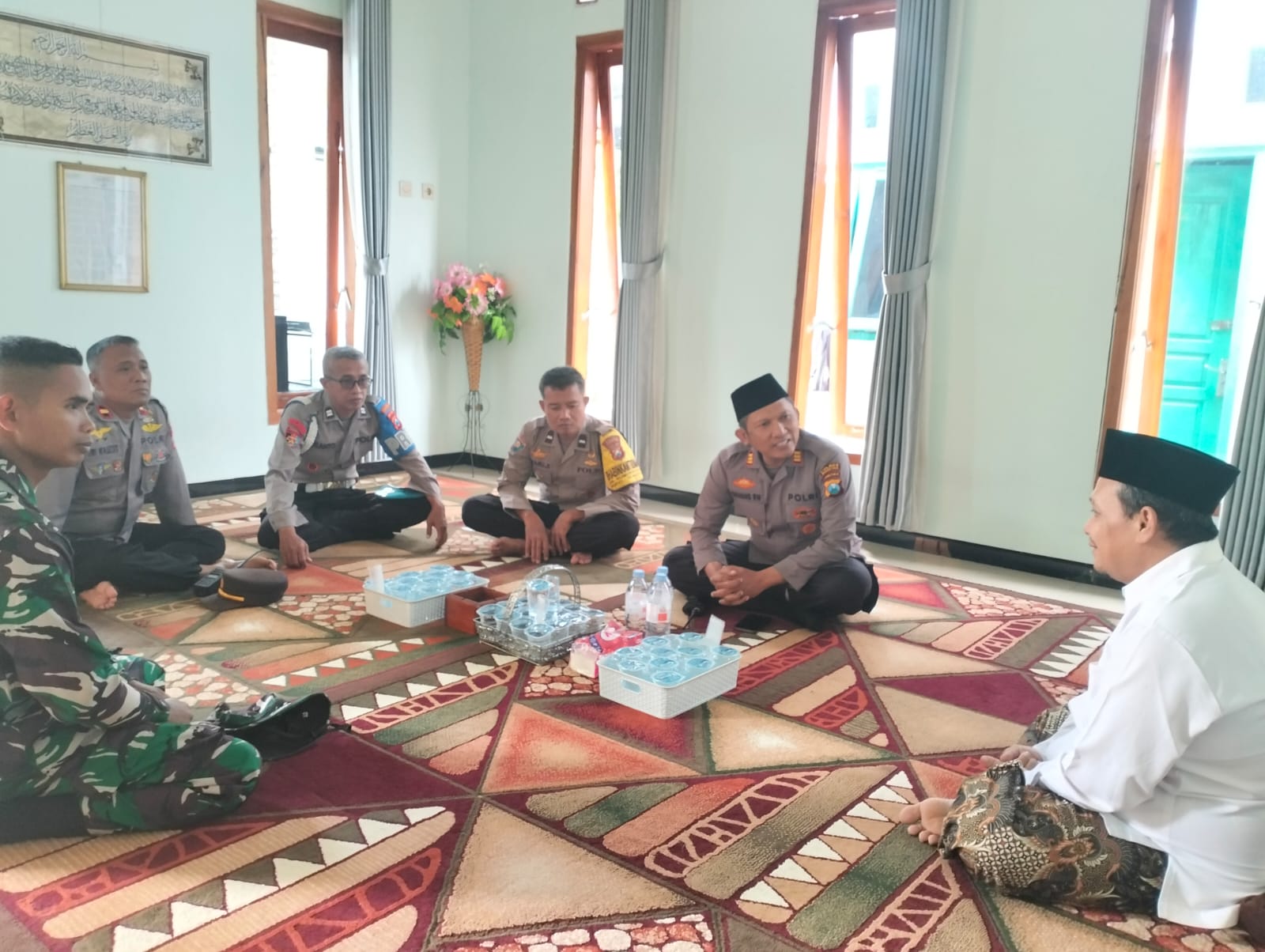 Kapolsek Karas polres Magetan bersama anggota dan TNI, silaturrahmi di Kyai Yusuf Khoirudin Ponpes Tarbiyatul ulum Desa Sumursonggo kec Karas, magetan