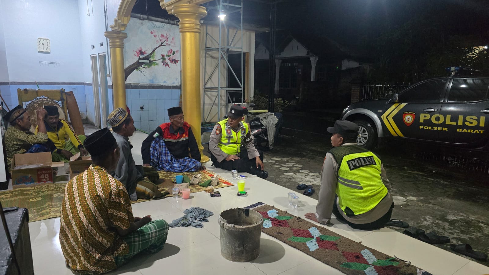 Anggota Polsek Barat Laksanakan Patroli Dialogis Bersama Jamaah Usai Shalat Tarawih