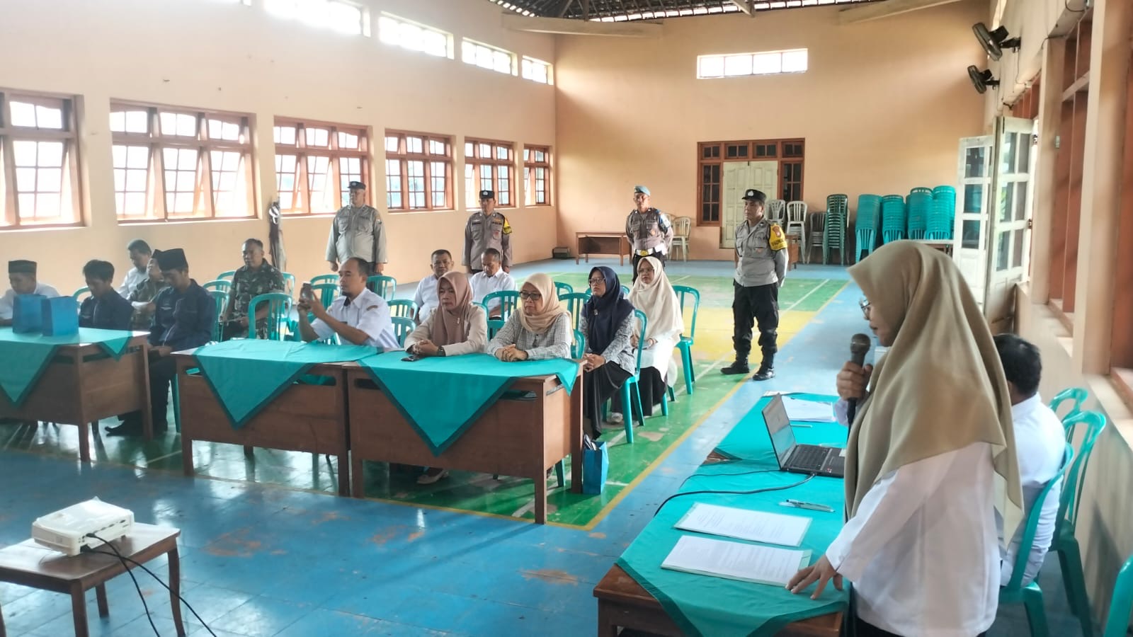 Bhabinkamtibmas Desa Petungrejo Hadiri Musdes LPPD dan LKPPD Tahun 2025, Wujudkan Transparansi Pemerintahan Desa