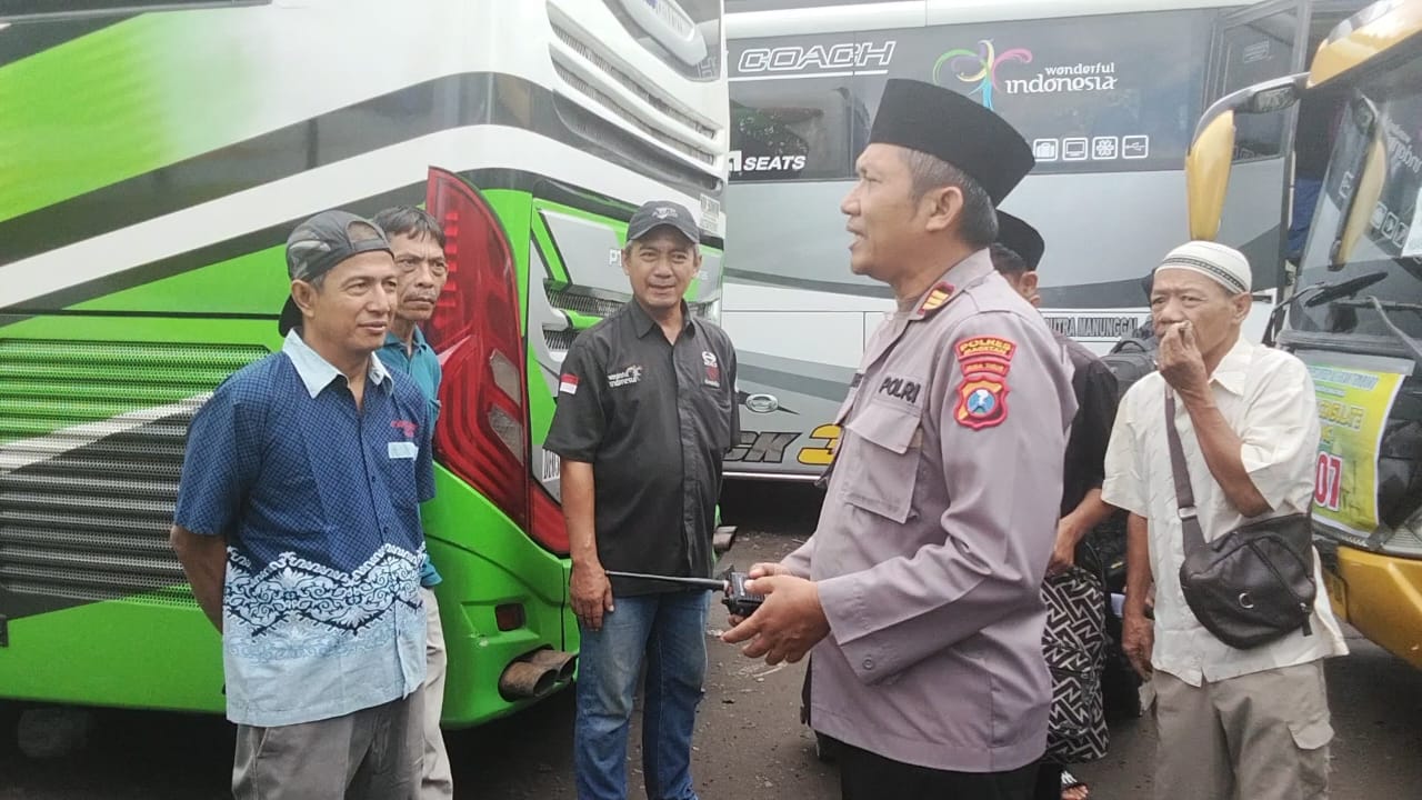 Kapolsek Karas polres Magetan memberi arahan kepada Driver Bus yang akan mengantar kepulangan santri ponpes Al Fatah Temboro kec Karas kab Magetan