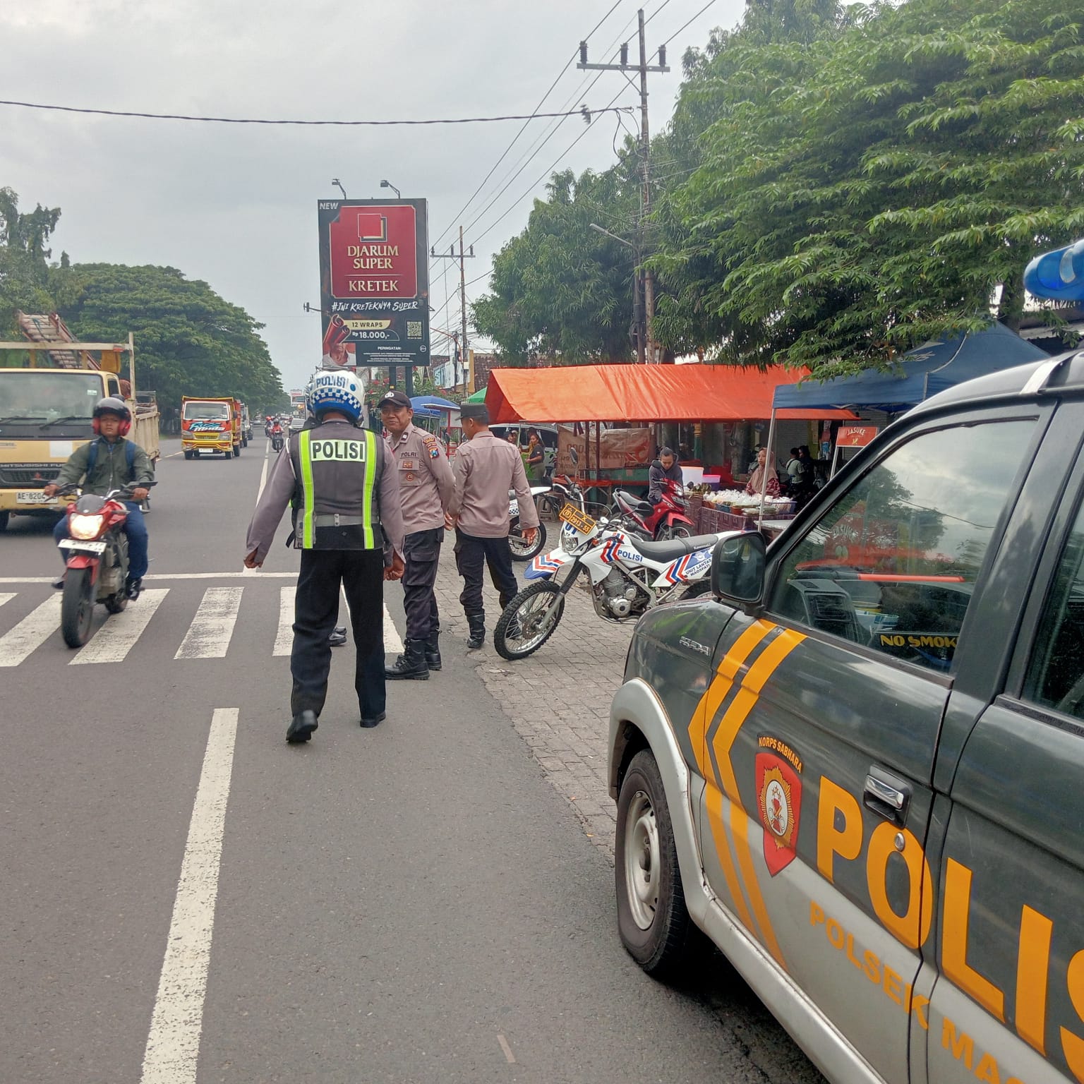 Anggota Polsek Maospati Laksanakan Patroli dan Pengamanan Menjelang Berbuka Puasa di Pujasera
