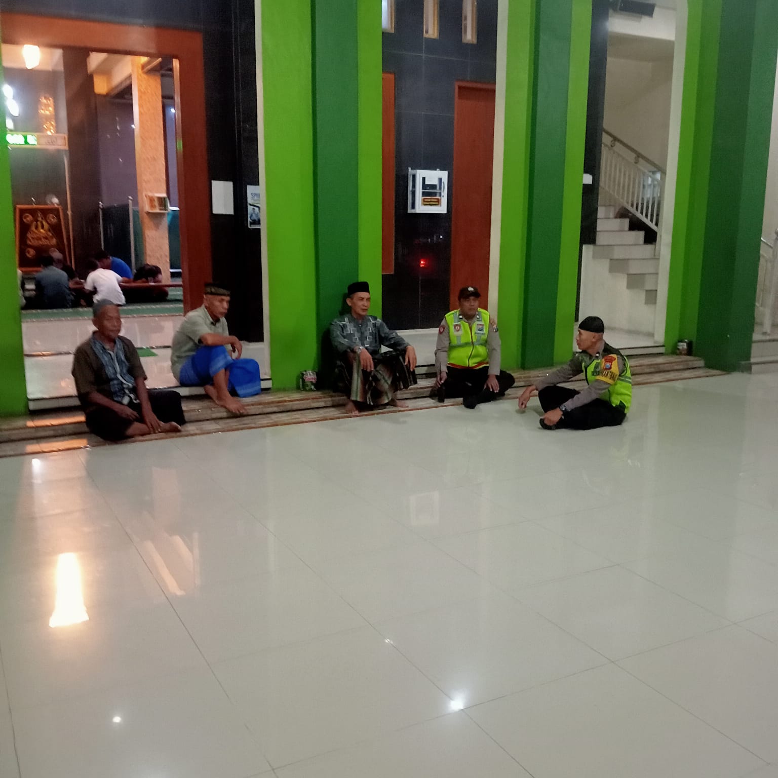 Petugas Jaga Polsek Maospati Laksanakan Patroli Sambang Masjid Saat Kegiatan Tadarus Ramadhan