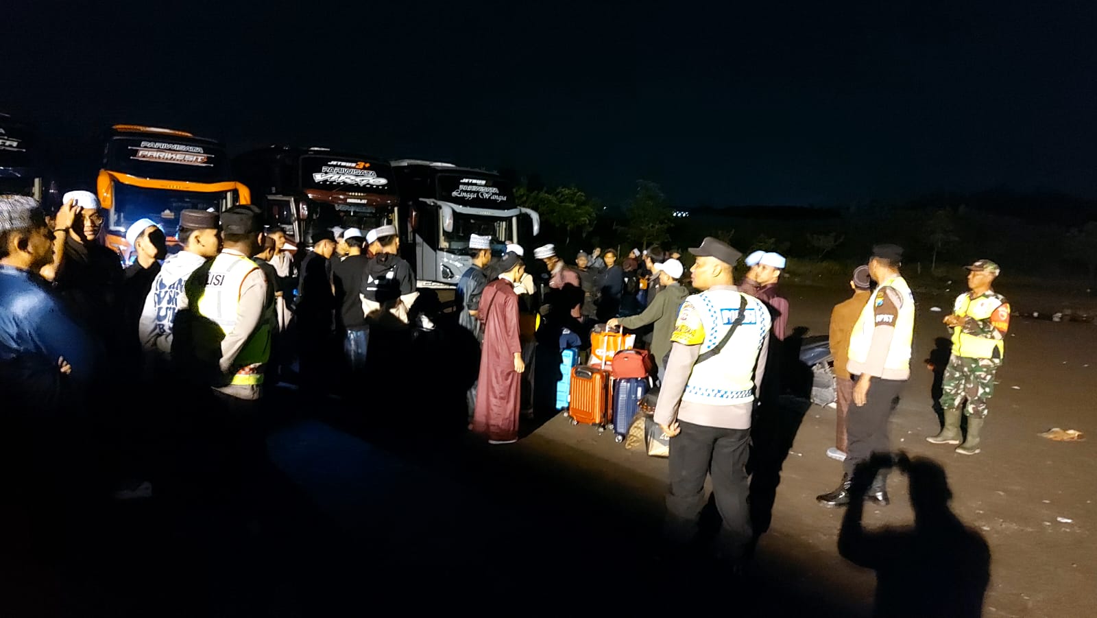 Polsek Karas Polres Magetan melaksanakan pengamanan kepulangan santri ponpes Al Fatah Temboro kec Karas kab Magetan