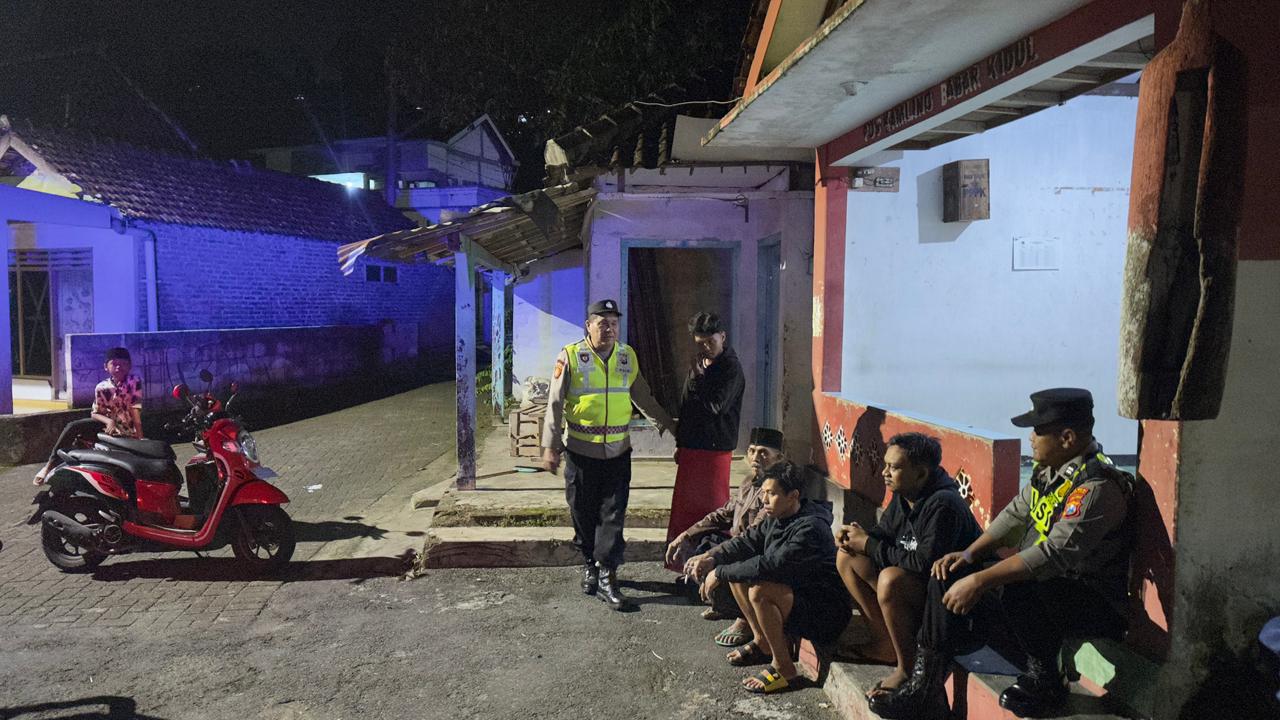 Antisipasi gangguan Kamtibmas, Polsek Plaosan Patroli dengan sasaran Pos Kamling berikan himbauan warga