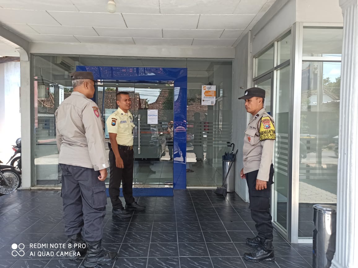 Patroli Obvit Perbankan, Polsek Nguntoronadi Intensifkan Pengamanan di BRI Unit Kenongomulyo