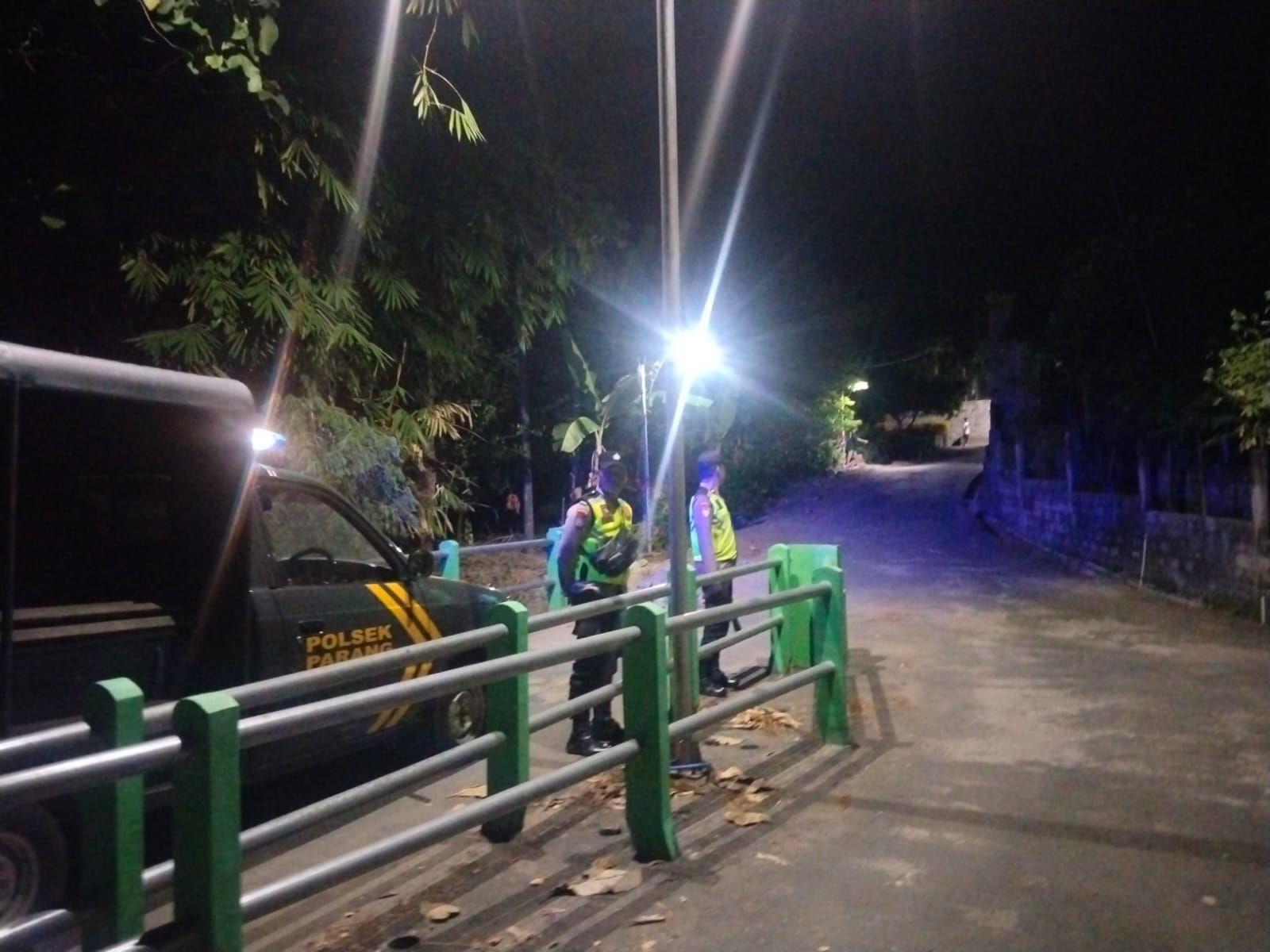 Anggota Polsek Parang Polres Magetan Polda Jawa Timur melaksanakan giat Patroli Blue Light guna mengantisipasi tindak kriminalitas 3C (Curat, Curas dan Curanmor) menjelang sahur di wilayah hukum Polsek Parang.