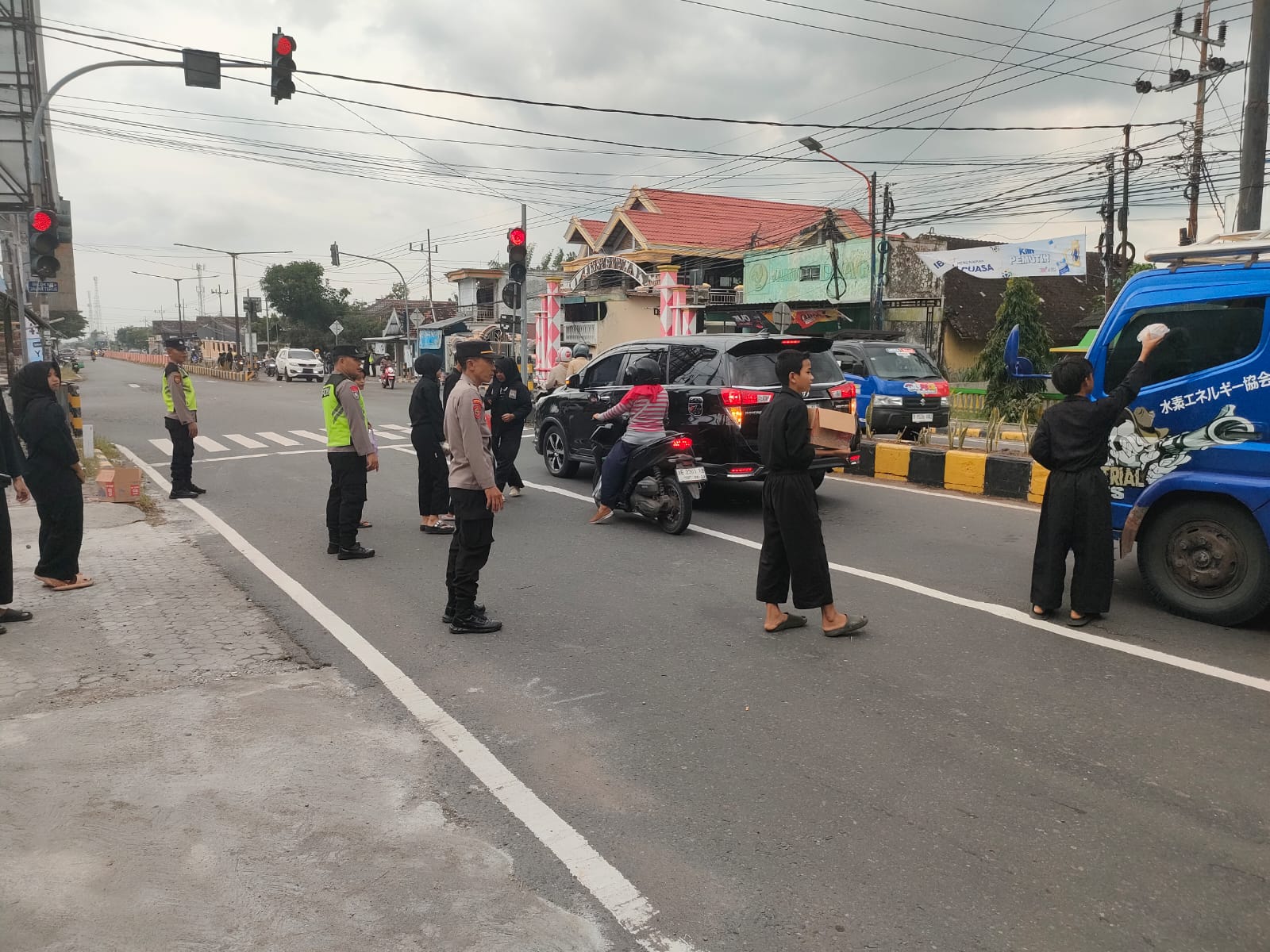 Polsek Sukomoro melaksanakan kegiatan pengamanan pembagian takjil yang dilaksanakan oleh pengurus PSHT Sub Ranting Sukomoro Cabang Magetan
