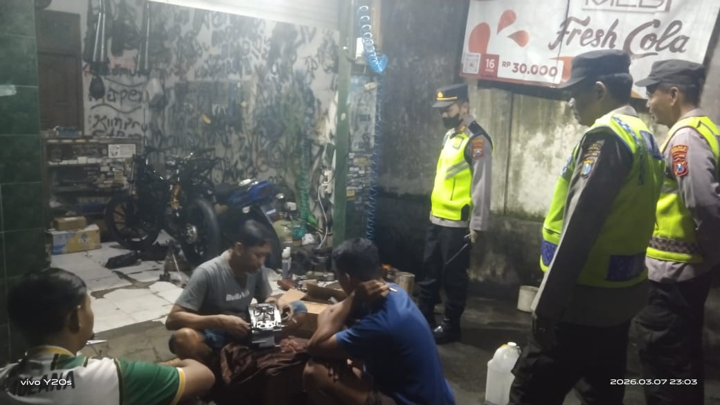 Kapolsek Kartoharjo Sambangi Bengkel Motor, Ingatkan Bahaya Balap Liar dan Jaga Kamtibmas
