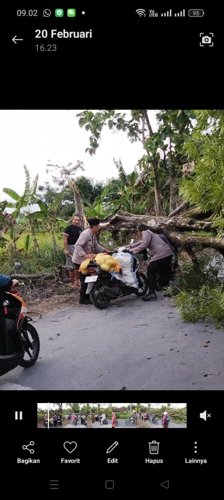 Kapolsek Karas polres Magetan bersama anggota membantu masyarakat yang akan melintas jalan, di karenakan ada pohonan tumbang di desa Taji kec.Karas