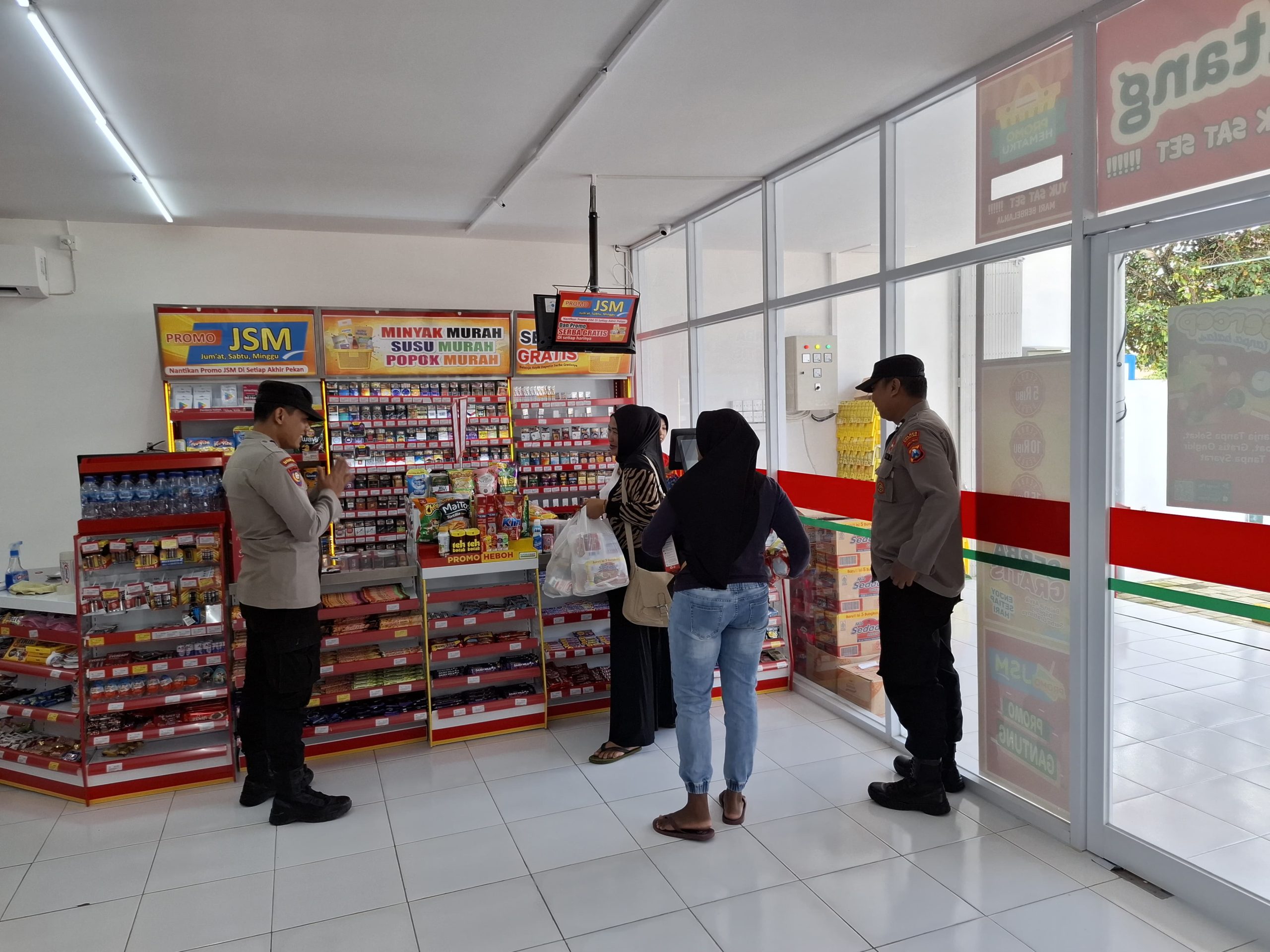 Personil-Polsek-Lembeyan-laksanakan-patroli-kewilayahan-guna-dialogis-dan-cegah-3C-di-pusat-perbelanjaan