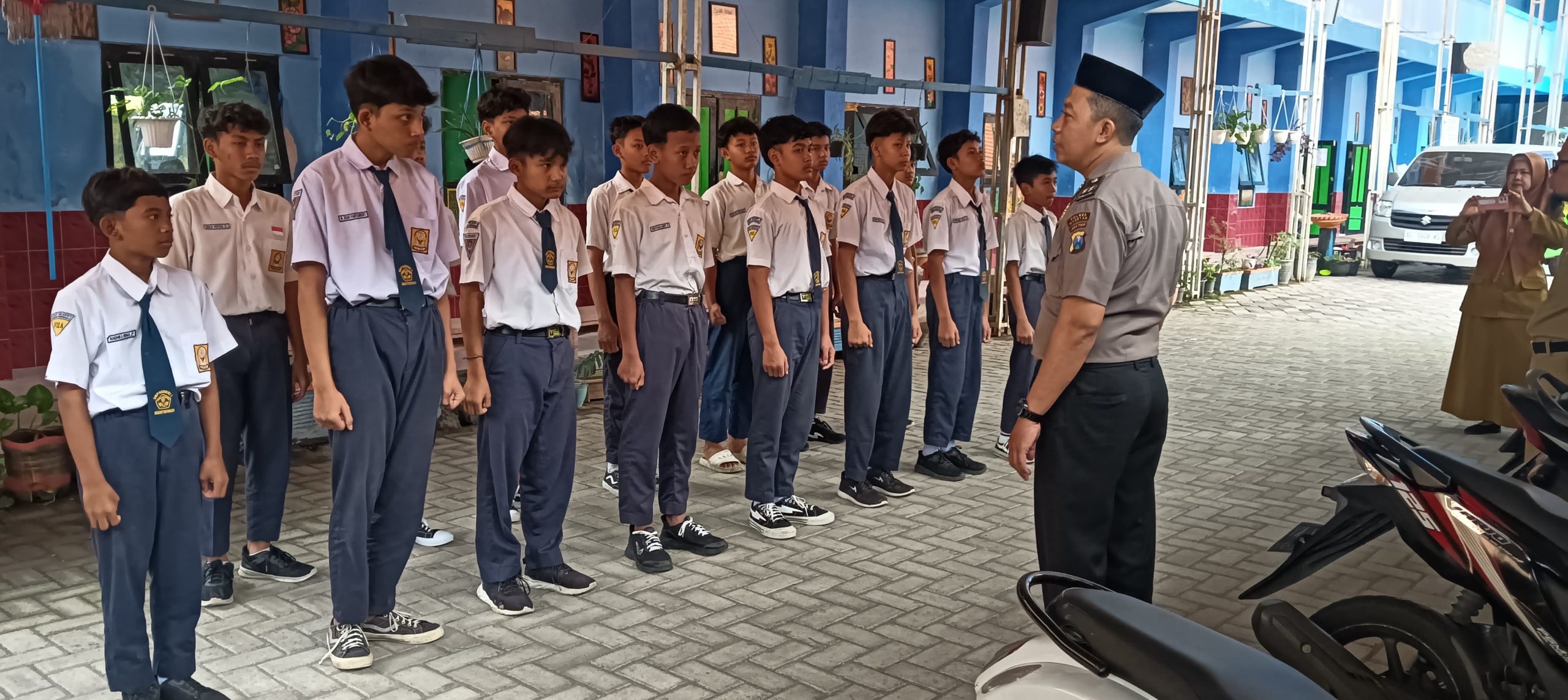 Bhabinkamtibmas Desa Purworejo Bersama Kanit Binmas Polsek Nguntoronadi Laksanakan Pembinaan Siswa di SMPN 1 Nguntoronadi