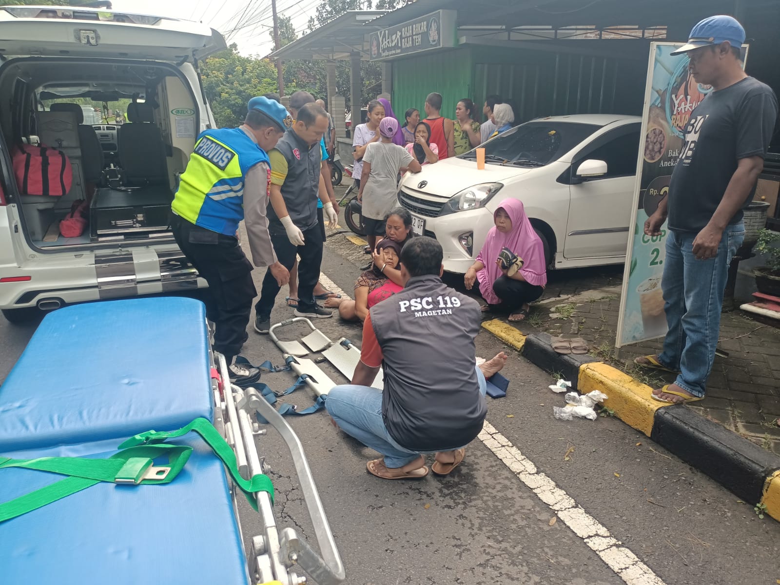Respon cepat ditunjukkan oleh anggota Polsek Sukomoro Polres Magetan dengan segera mendatangi Tempat Kejadian Perkara (TKP) kecelakaan lalu lintas yang terjadi di Jalan Raya Sukomoro,