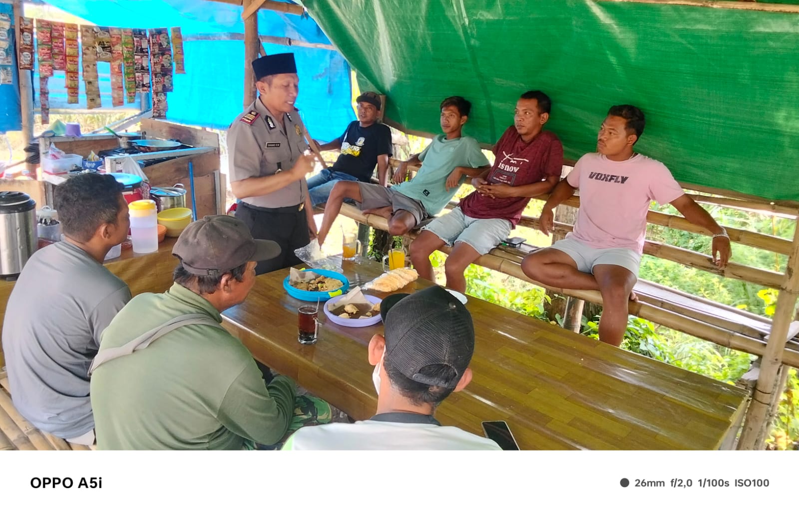 Kapolsek Karas polres Magetan bersama anggota memberikan himbauan kepada supir dan truk dan berlalu lintas di kec Karas Kab Magetan.