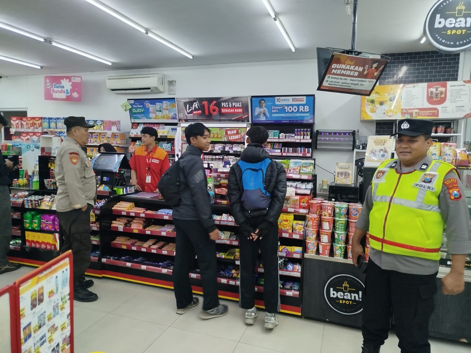 Ciptakan Situasi yang aman dan Kondusif, Anggota Polsek Plaosan Patroli Pertokoan dan minimarket
