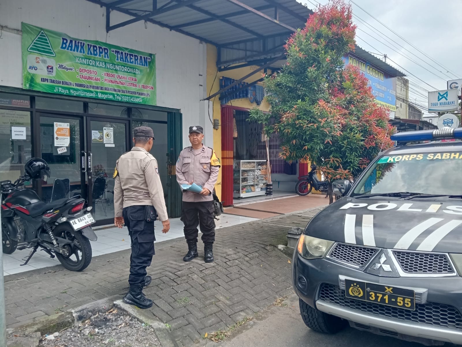 Polsek Nguntoronadi Laksanakan Patroli di Kantor Kas KBPR Takeran Nguntoronadi untuk Antisipasi Gangguan Kamtibmas