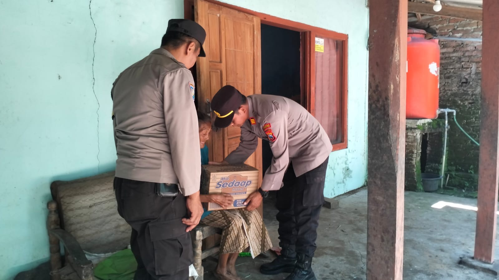 Kapolsek Nguntoronadi Gelar Jum’at Berbagi di Desa Simbatan, Wujud Kepedulian kepada Warga