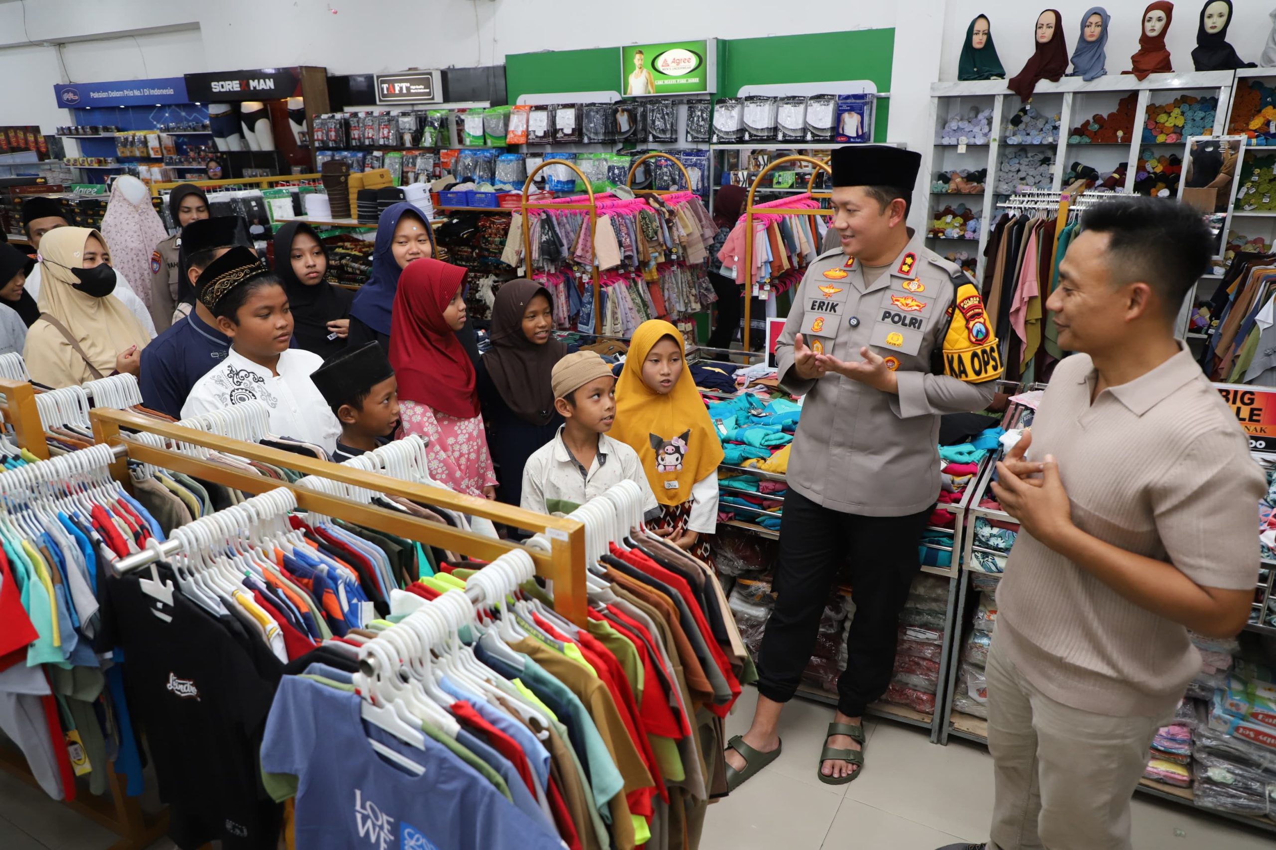 Berkah Ramadan, Kapolres Magetan Ajak Puluhan Anak Yatim Piatu Belanja Baju Lebaran