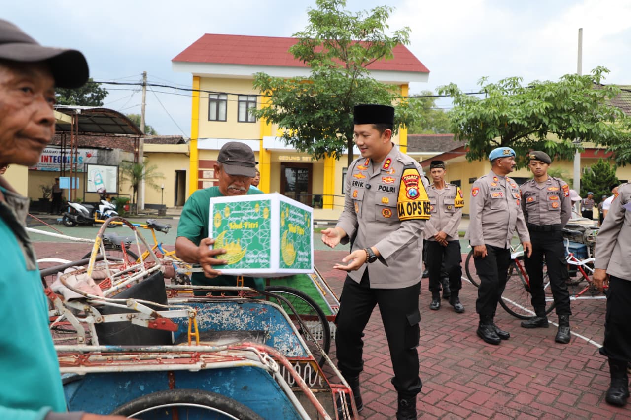Polres Magetan Berbagi di Ramadan, Kapolres Salurkan Bingkisan Lebaran untuk Ojol dan Tukang Becak