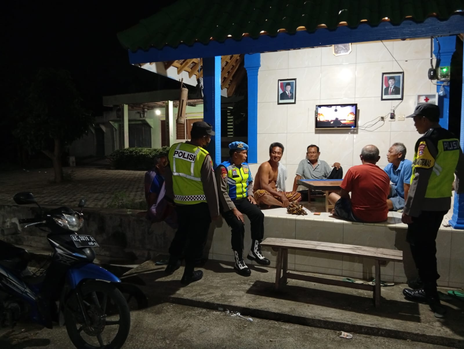 Anggota Polsek Sukomoro Polres Magetan melaksanakan kegiatan patroli dialogis dengan menyambangi pos kamling yang berada di wilayah hukum Polsek Sukomoro