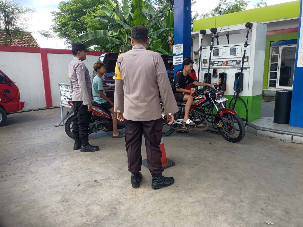 Personil-Polsek-Lembeyan-Laksanakan-patroli-kewilayahan-di-SPBU-Lembeyan-guna-dialogis-cegah-gangkamtibmas