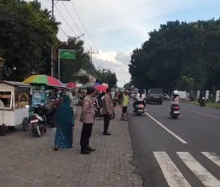 Personel Polsek Maospati Laksanakan Patroli dan Pengamanan di Pujasera Pasar Maospati
