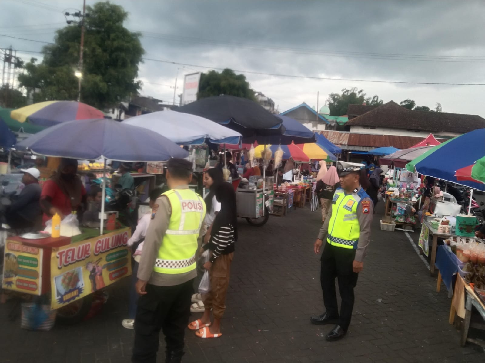 Antisipasi gangguan Kamtibmas, Polsek Plaosan laksanakan Patroli dialogis di Pujasera saat jelang berbuka Puasa Ramadhan