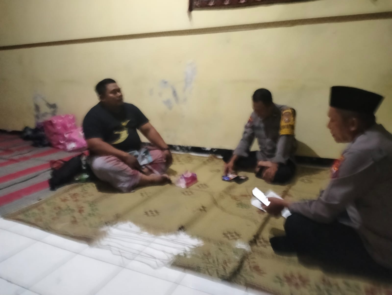 Kapolsek Karas polres Magetan bersama anggota silaturahmi di kepala rayon PSHT desa ginuk kec Karas kab Magetan