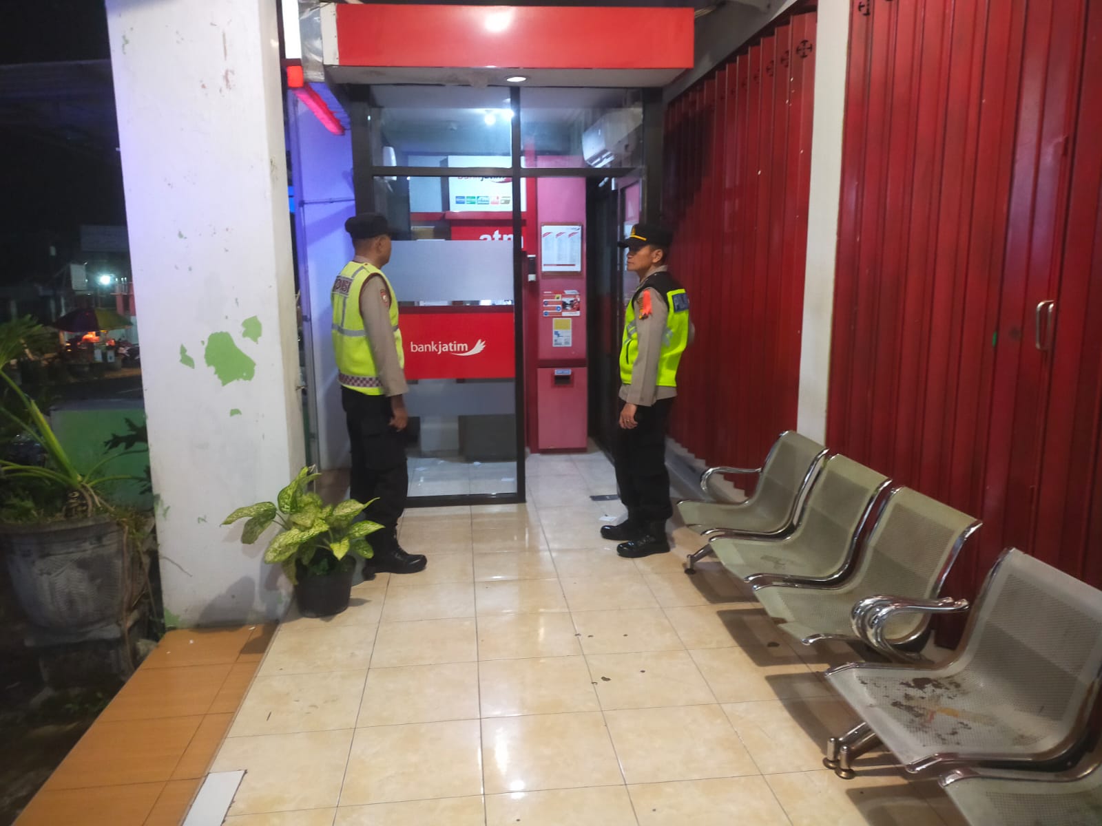 Antisipasi gangguan Kamtibmas, Polsek Plaosan patroli dialogis ke Obyek Vital Bank dan ATM.