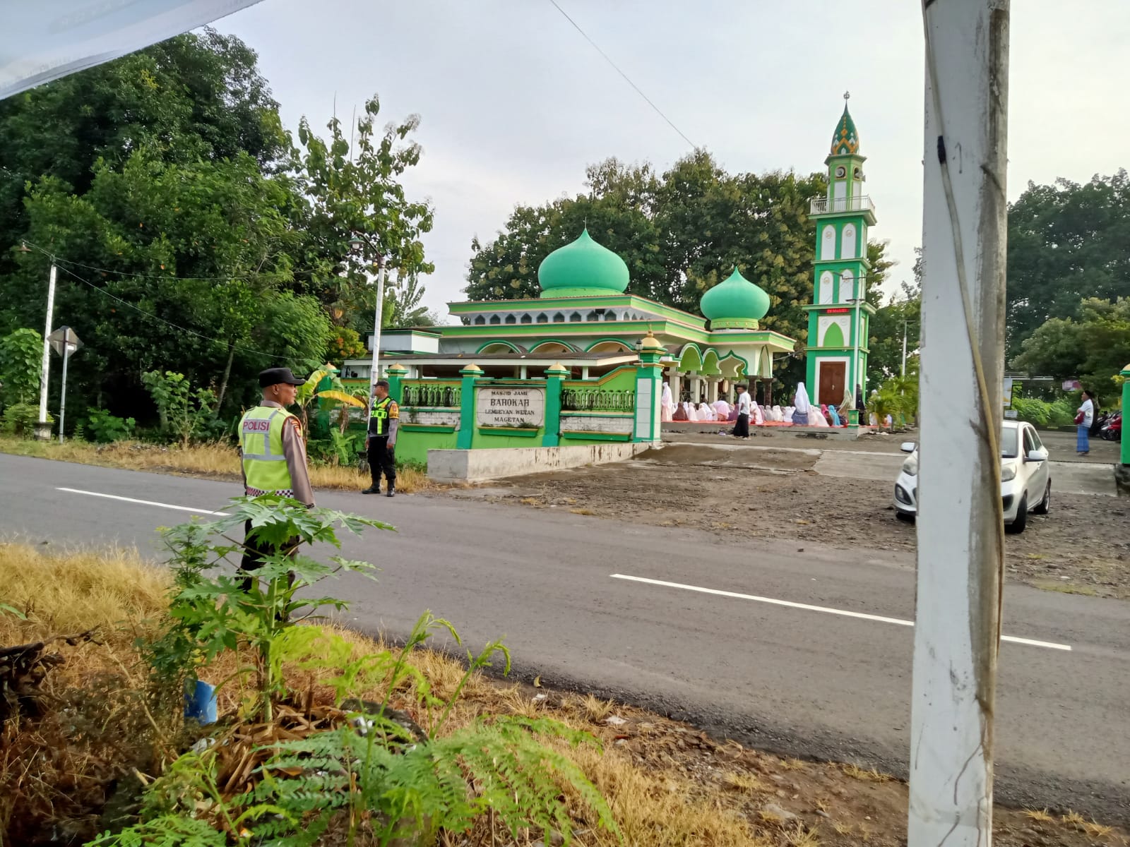 Personil-Polsek-Lembeyan-laksanakan-pengamanan-ibadah-sholat-idul-fitri-1447-H-di-Masjid-Al-Barokah-Desa-Lembeyan-Wetan-Kecamatan-Lembeyan