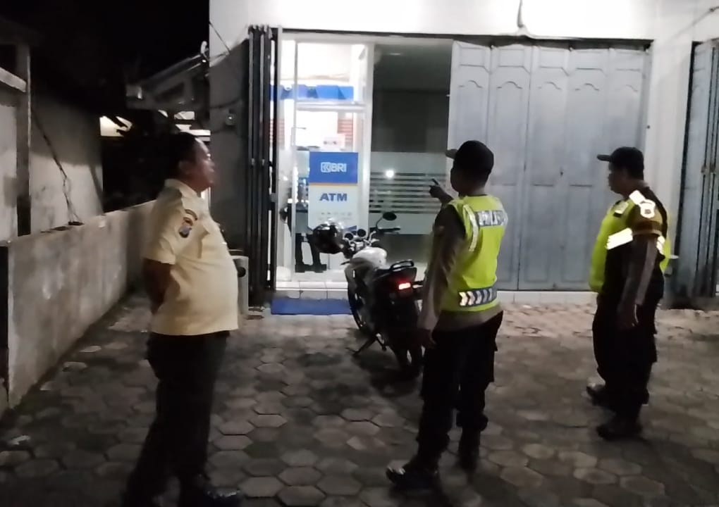 Polsek Kartoharjo Intensifkan Patroli Dialogis di BRI Unit, Tingkatkan Kewaspadaan Saat Hari  Raya Idul Fitri